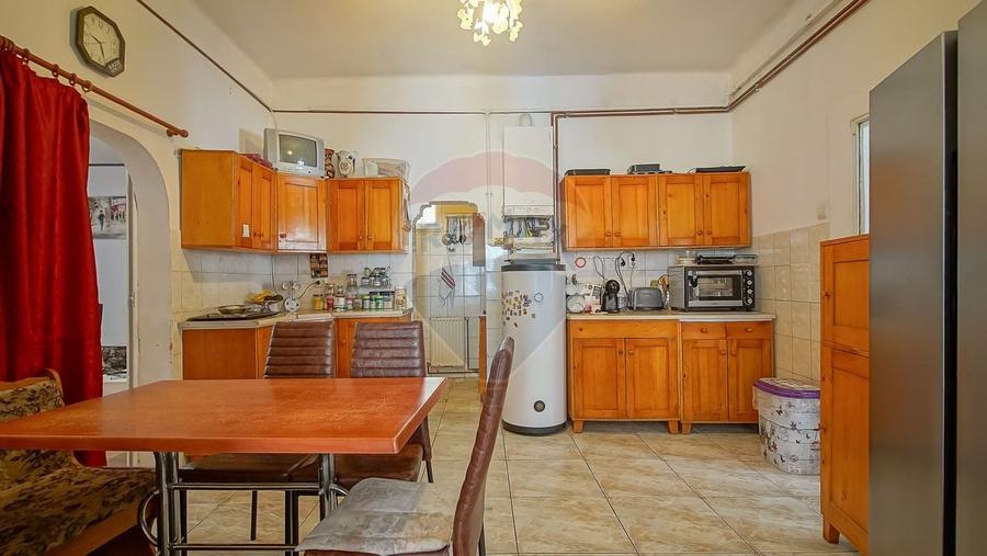 Casă individuală cu 11 camere cu Teren 789 Mp în Florilor