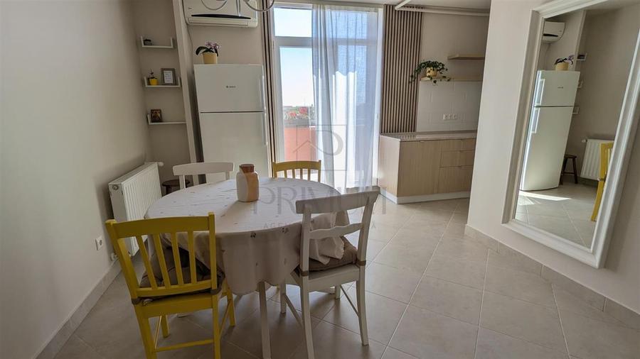 Penthouse cu 3 camere decomandat, mobilat în Aradului