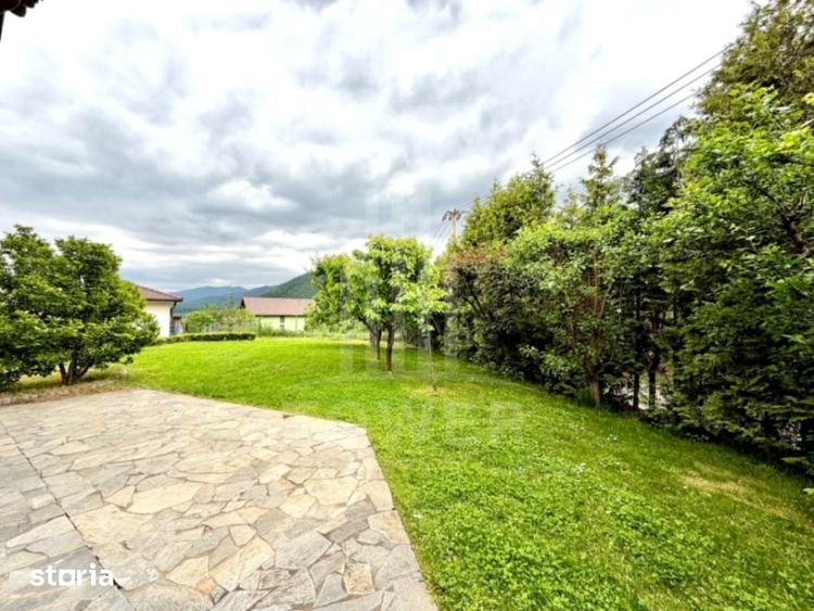 Casă cu 9 camere cu Teren 1300 Mp în Central