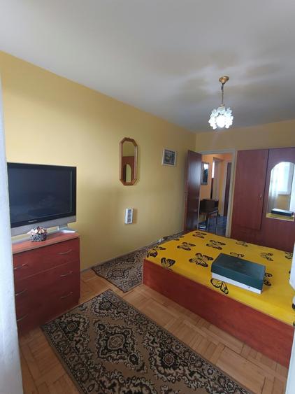 Apartament cu 3 camere semidecomandat în Vatra Luminoasă