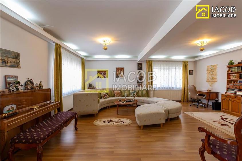 Duplex cu 11 camere cu Canalizare în 9 Mai