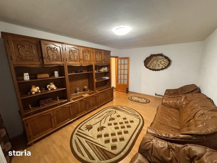 Apartament cu 3 camere decomandat în Craiovița Nouă