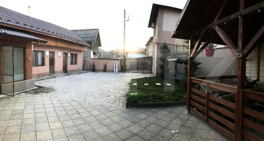 Casă individuală cu 7 camere cu Canalizare în Fieni