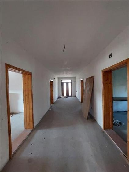 Casă individuală cu 18 camere cu Canalizare în Poltur