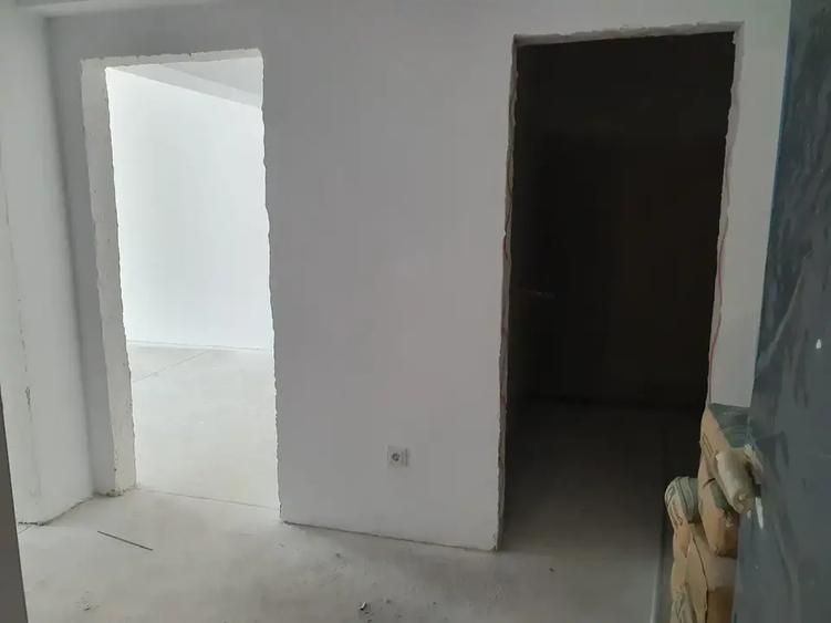 Apartament cu 3 camere decomandat în Titan