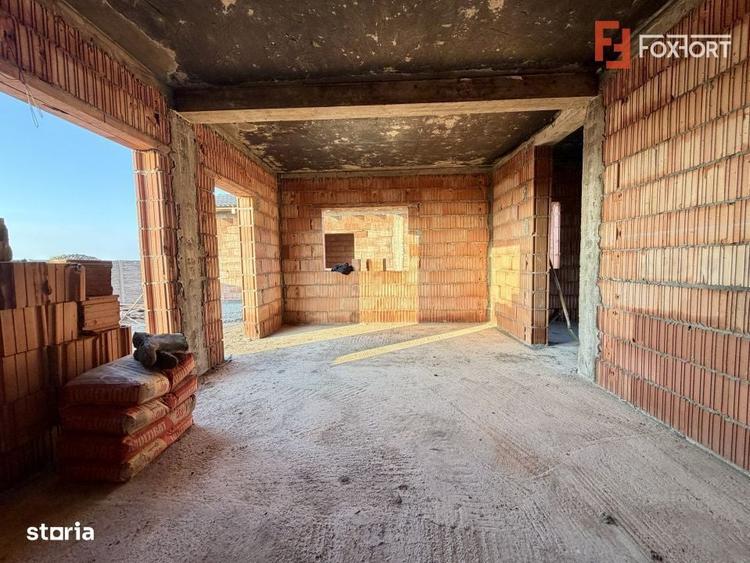 Casă cu 4 camere în Carani