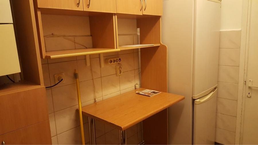 Apartament cu 3 camere semidecomandat în Podu Roș