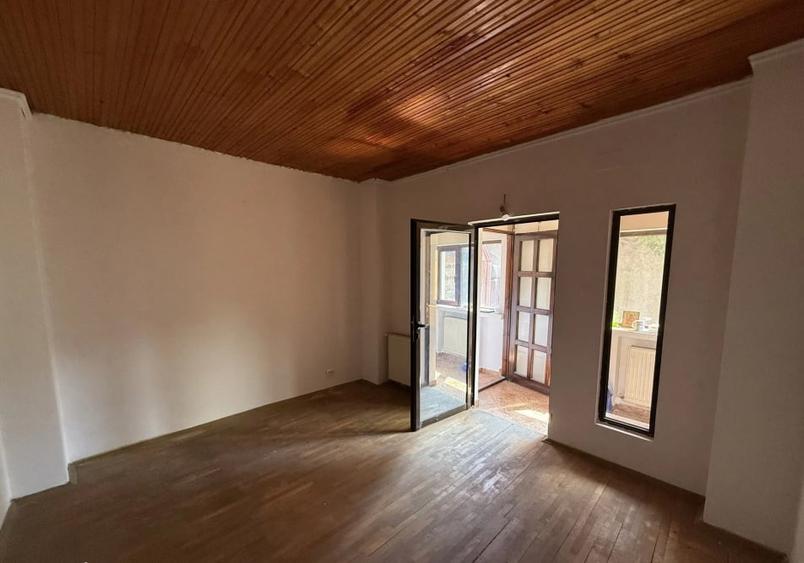 Casă individuală cu 5 camere cu Canalizare în Rahova