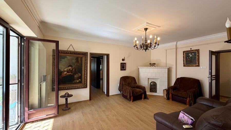 Apartament cu 4 camere semidecomandat în Primăverii