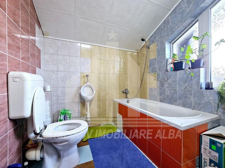 Casă individuală cu 6 camere cu Canalizare în Sud-Vest
