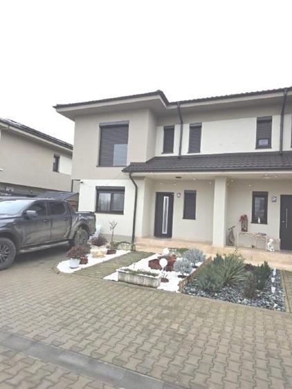 Duplex cu 5 camere cu Canalizare în Corbeanca