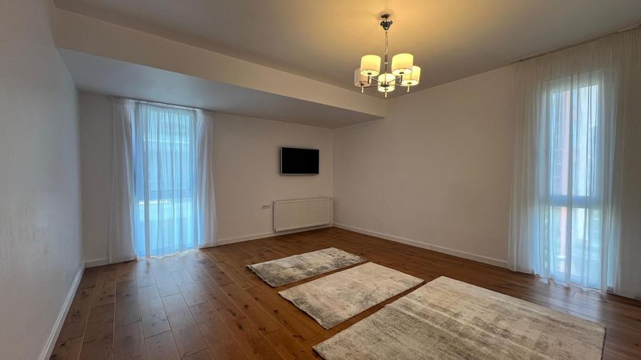 Apartament cu 4 camere decomandat, mobilat în Băneasa