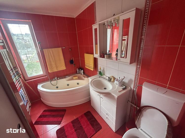 Casă cu 7 camere cu Teren 1300 Mp în Central