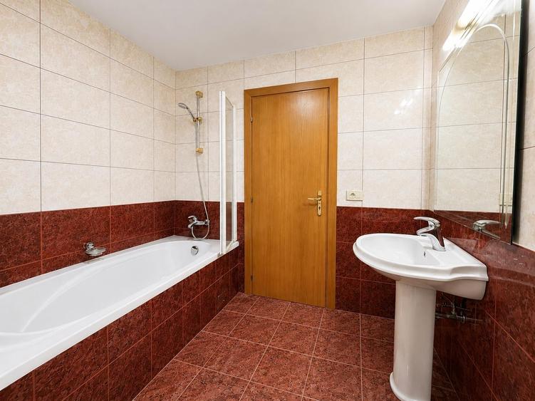 Casă cu 7 camere cu Canalizare în P-ța Dorobanți
