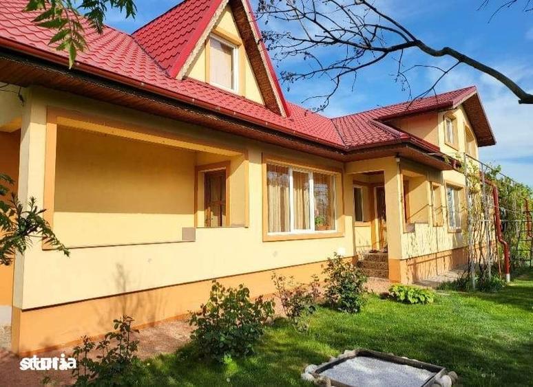 Casă cu 6 camere cu Teren 2500 Mp în Fulga