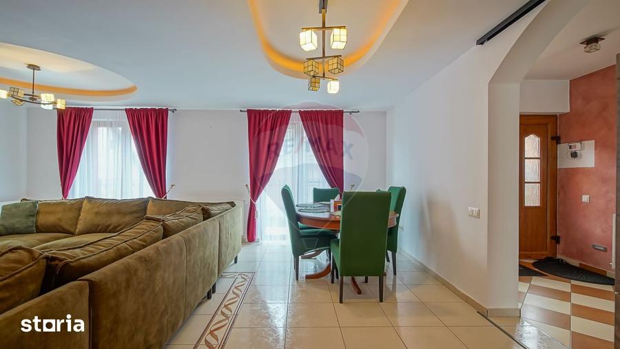 Casă cu 7 camere cu Teren 300 Mp în Central