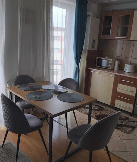 Apartament cu 2 camere decomandat în Victoriei