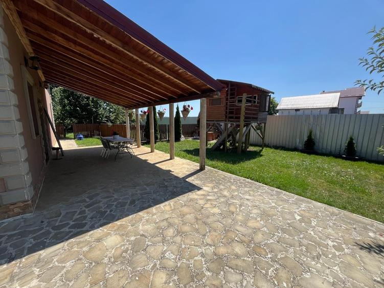 Casă cu 4 camere în Cotu Vameș