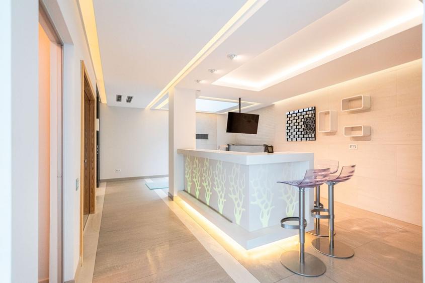 Casă individuală cu 8 camere cu Piscina în Lunei