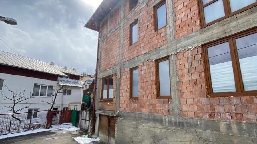 Casă individuală cu 9 camere cu Teren 400 Mp în Nord