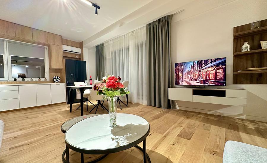 Apartament cu 4 camere decomandat, mobilat în Iancu Nicolae