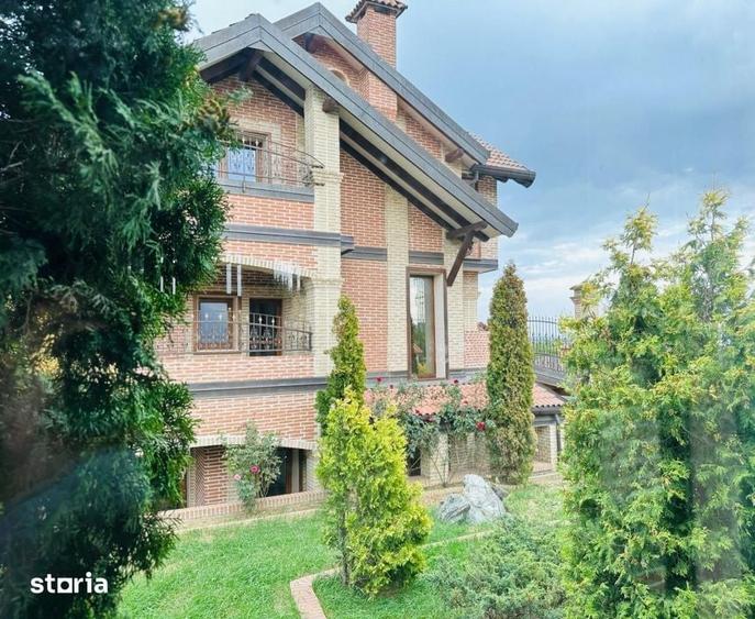 Casă cu 8 camere cu Teren 1229 Mp în Zăvoi