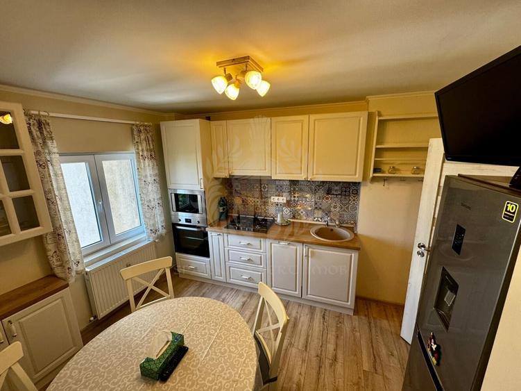 Apartament cu 3 camere decomandat, mobilat în Central — fotografia 3