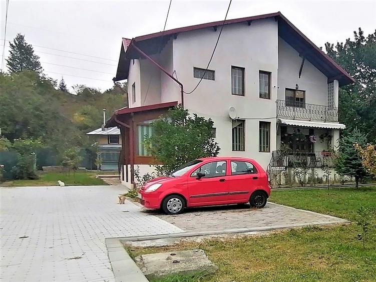 Casă individuală cu 5 camere cu Teren 1000 Mp în Podu Corbului