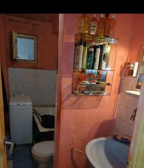 Apartament cu 3 camere semidecomandat în Gojdu
