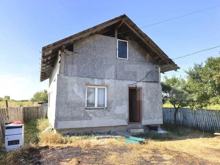 Casă cu 2 camere cu Teren 2700 Mp în Prisăcani