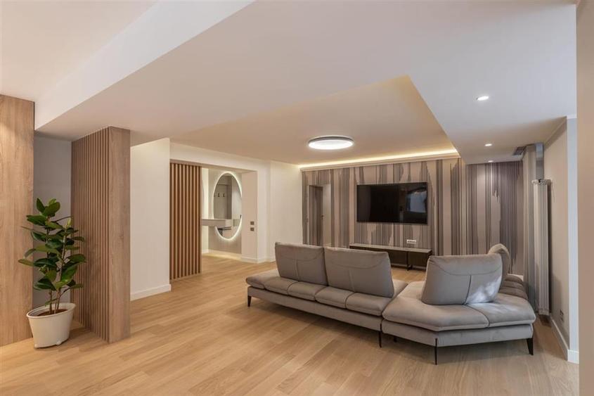 Apartament cu 4 camere decomandat, mobilat în Herăstrău