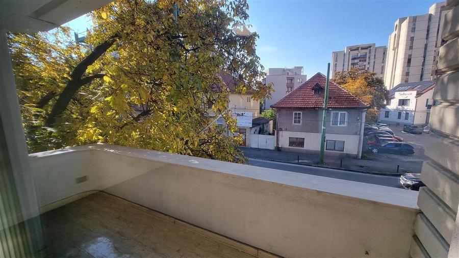 Casă individuală cu 11 camere cu Canalizare în Centrul Civic