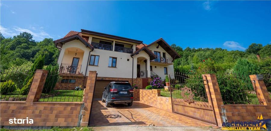 Casă cu 9 camere decomandat cu Teren 1750 Mp în Central