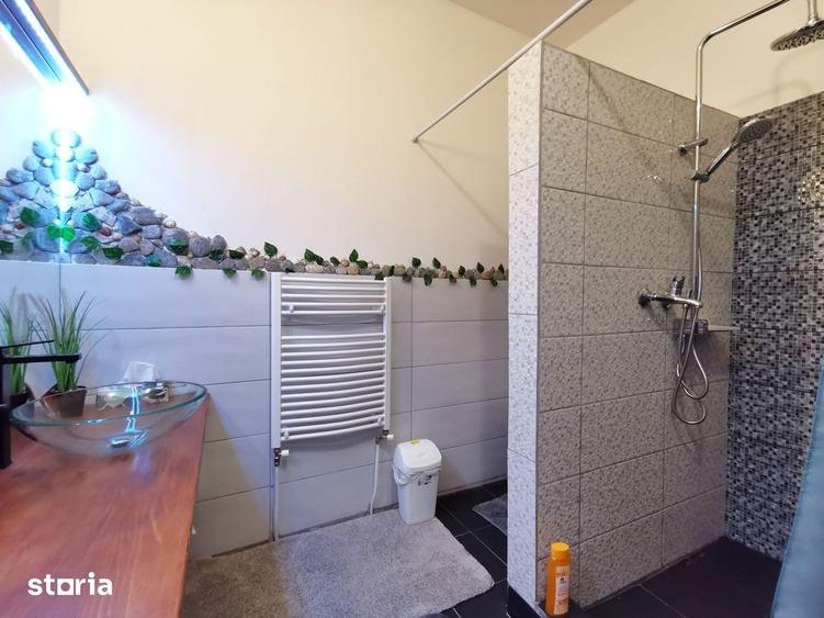 Casă cu 6 camere cu Teren 1200 Mp în Gruia