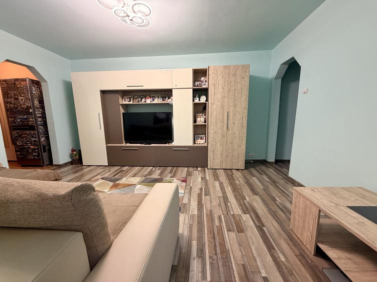 Apartament cu 3 camere semidecomandat, mobilat în Circumvalațiunii