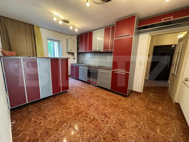 Apartament cu 3 camere semidecomandat, mobilat în Hunedoara