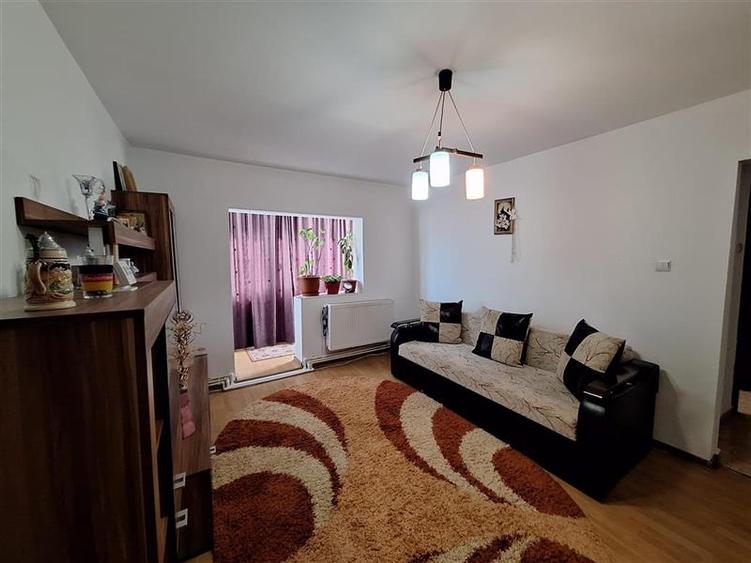 Apartament cu 2 camere semidecomandat, mobilat în 9 Mai