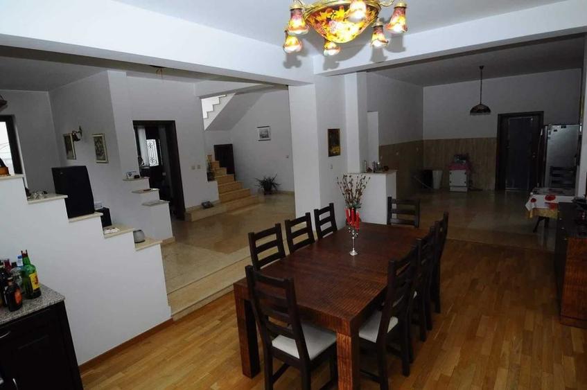 Casă cu 4 camere cu Teren 600 Mp în Central