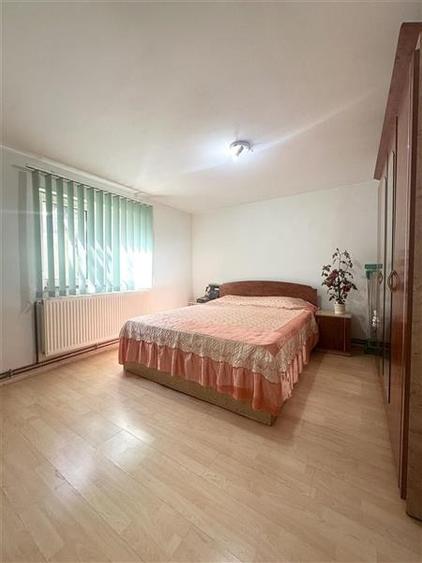 Casă individuală cu 8 camere cu Canalizare în Valu lui Traian