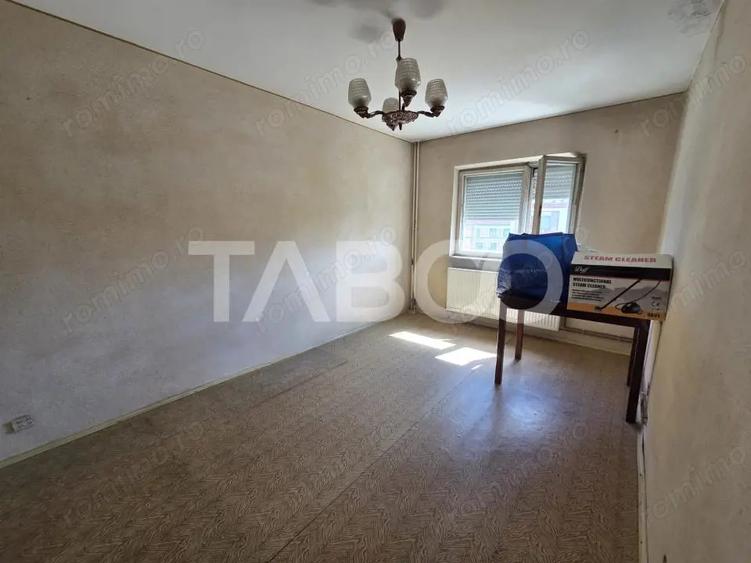Apartament cu 3 camere semidecomandat în Central