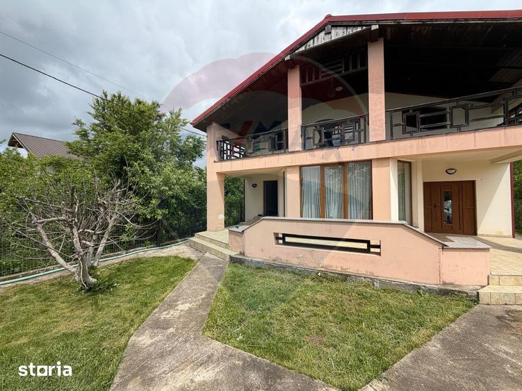 Casă cu 6 camere cu Teren 600 Mp în Brănești