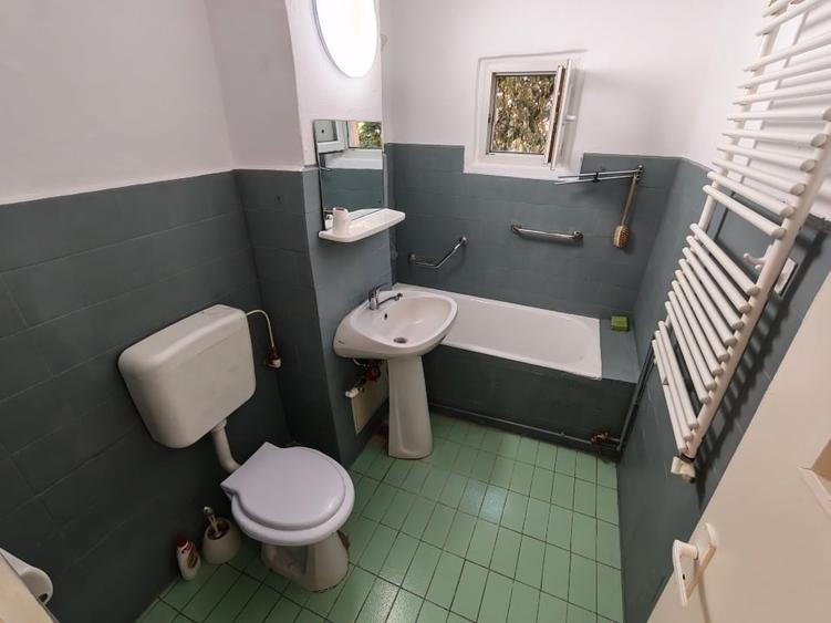 Apartament cu 3 camere semidecomandat, mobilat în Spitalul Județean