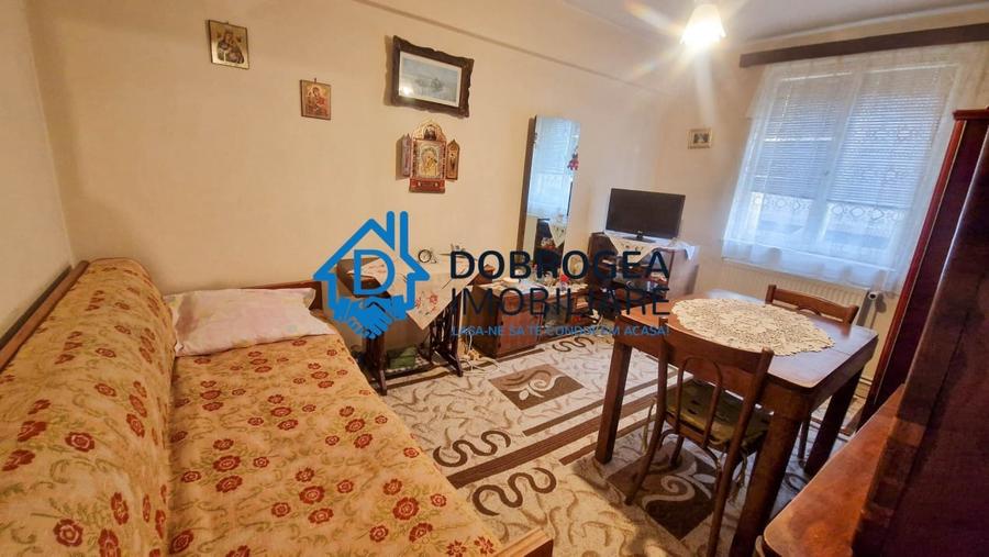 Apartament cu 3 camere semidecomandat, mobilat în Piața Veche