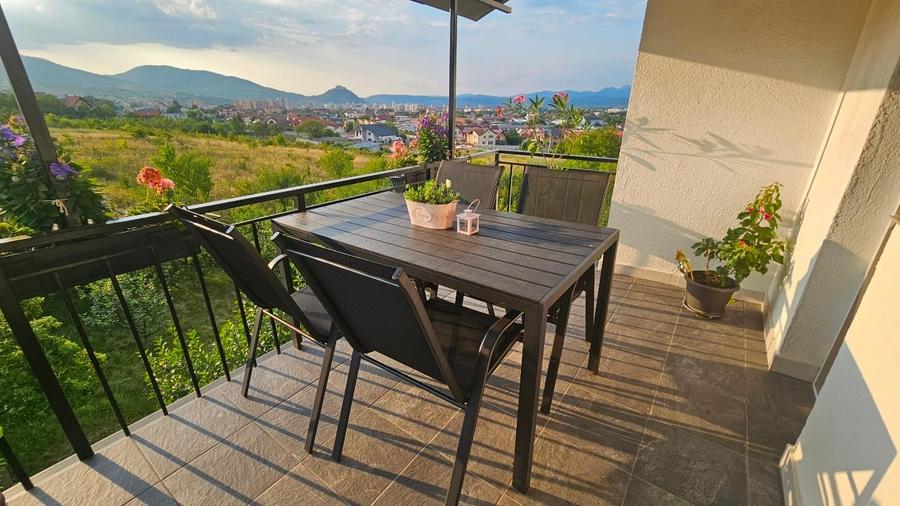 Apartament cu 4 camere decomandat, mobilat în Zăvoi
