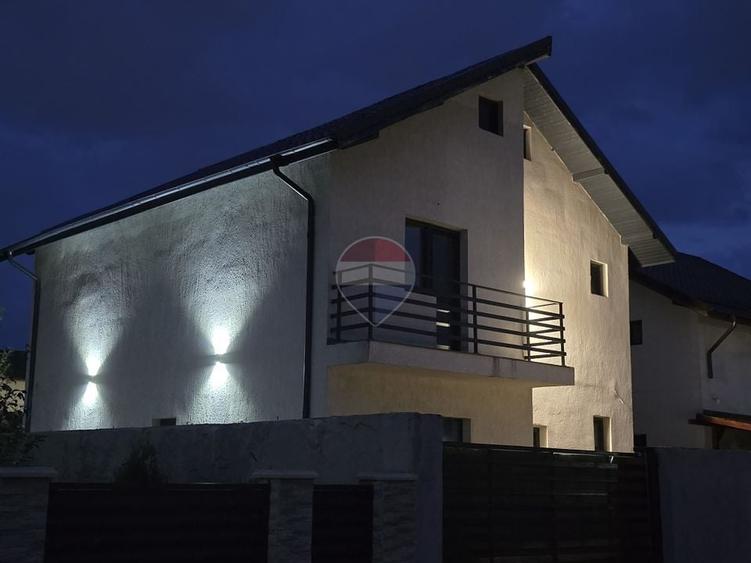 Casă individuală cu 4 camere cu Teren 270 Mp în Est