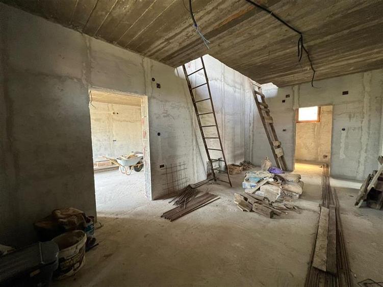 Casă individuală cu 5 camere cu Teren 4316 Mp în Petreu