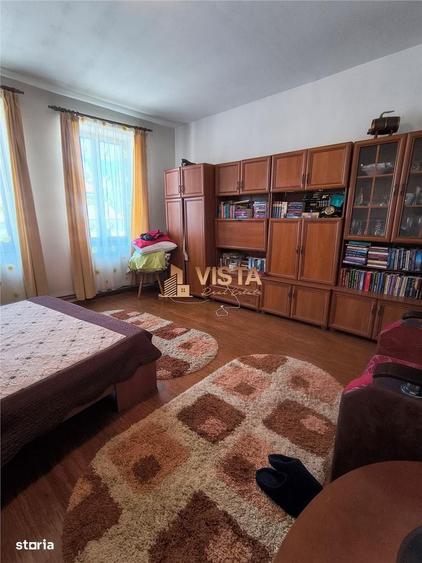 Casă cu 4 camere decomandat cu Teren 2300 Mp în Central