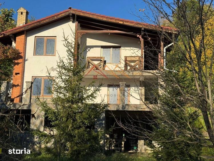 Casă cu 6 camere cu Teren 1354 Mp în Cornu
