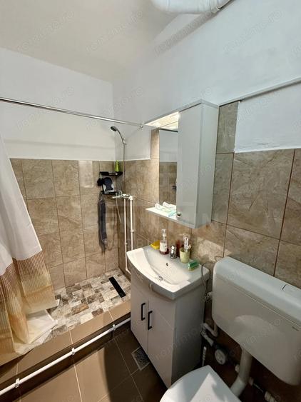 Apartament cu 4 camere decomandat în Craiovița Nouă