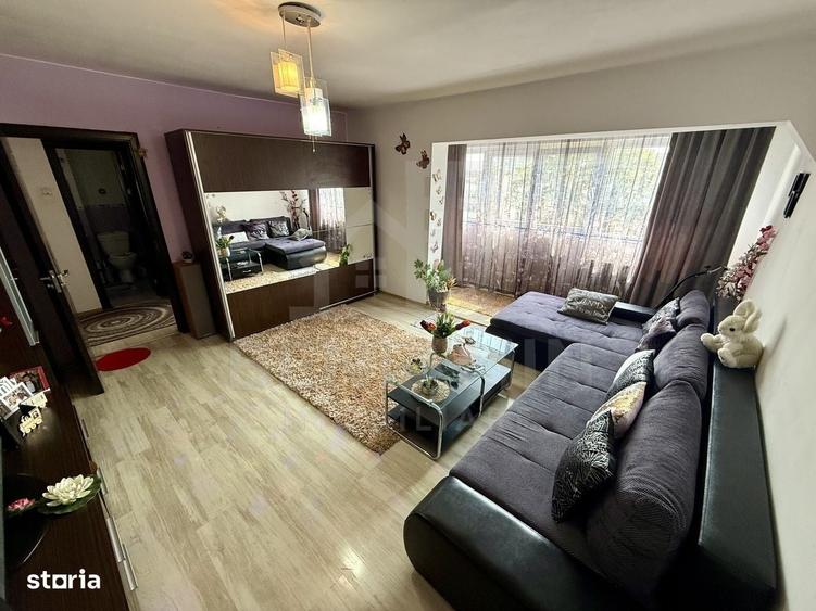 Apartament cu 3 camere semidecomandat în Craiovița Nouă